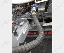 Connection road tanker to trailer: LTW hose assembly, DDC Dry Disconnect Coupling